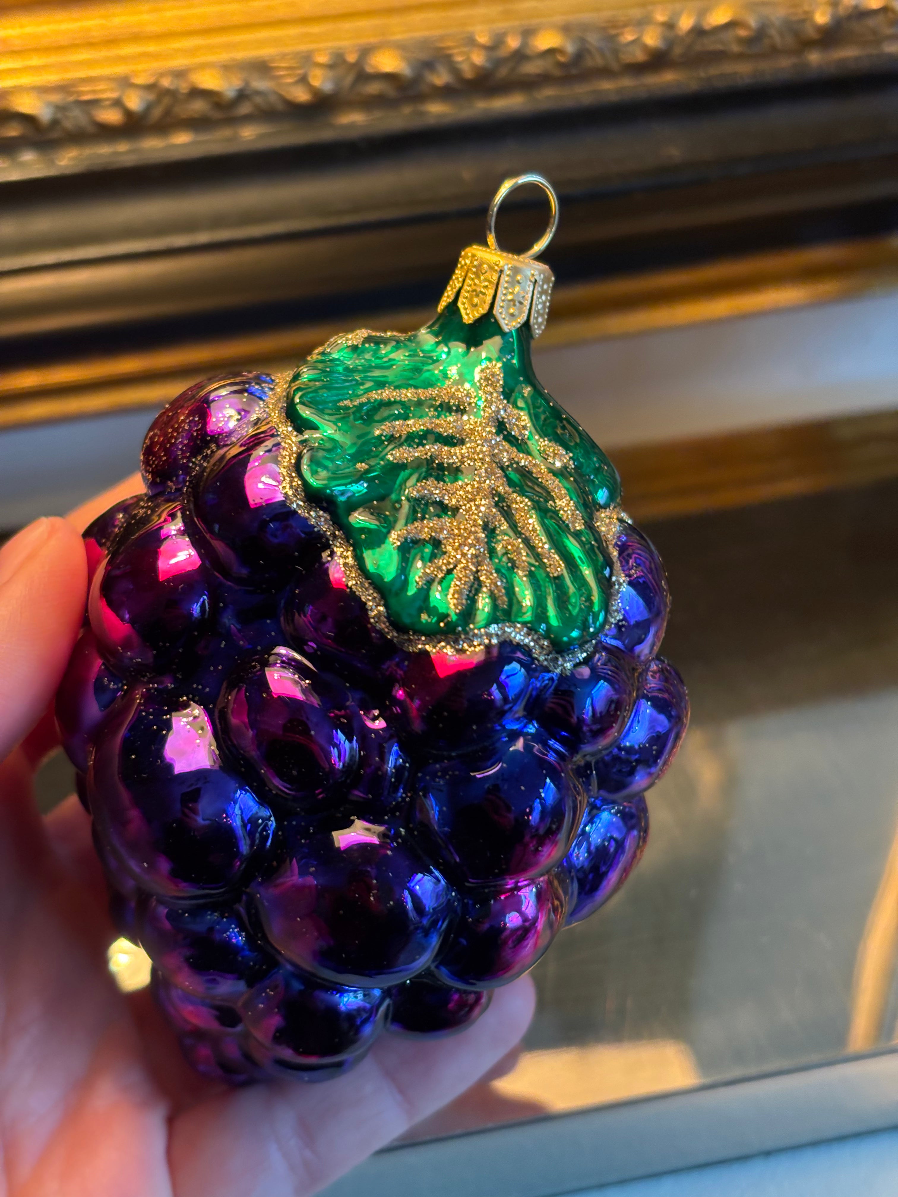 Grapes Ornament deep purple medium